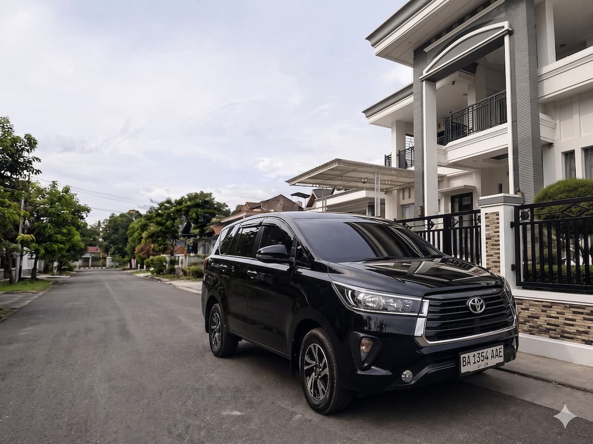 Foto armada Toyota Innova hitam DW Trans rental mobil Padang