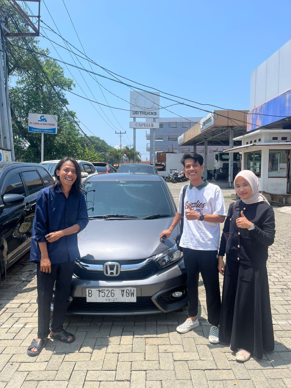 Keluarga bahagia dalam perjalanan wisata bersama DW Trans
